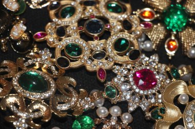 Zümrüt değerli taşlı klasik broşlar. Renkli moda lüks bir geçmişi var. Seçici odak