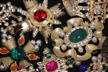 Zümrüt değerli taşlı klasik broşlar. Renkli moda lüks bir geçmişi var. Seçici odak