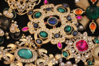 Zümrüt değerli taşlı klasik broşlar. Renkli moda lüks bir geçmişi var. Seçici odak