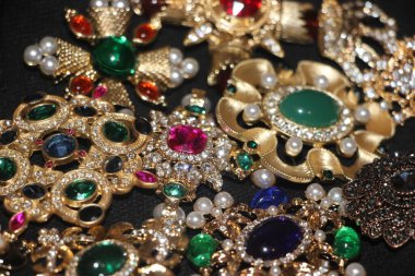 Zümrüt değerli taşlı klasik broşlar. Renkli moda lüks bir geçmişi var. Seçici odak