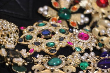 Zümrüt değerli taşlı klasik broşlar. Renkli moda lüks bir geçmişi var. Seçici odak