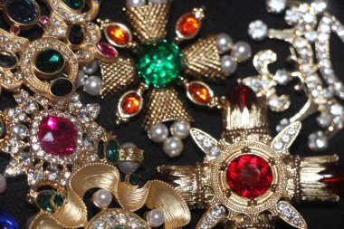 Zümrüt değerli taşlı klasik broşlar. Renkli moda lüks bir geçmişi var. Seçici odak