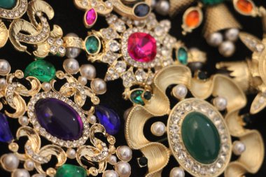 Zümrüt değerli taşlı klasik broşlar. Renkli moda lüks bir geçmişi var. Seçici odak