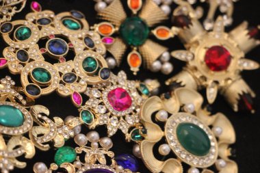 Zümrüt değerli taşlı klasik broşlar. Renkli moda lüks bir geçmişi var. Seçici odak