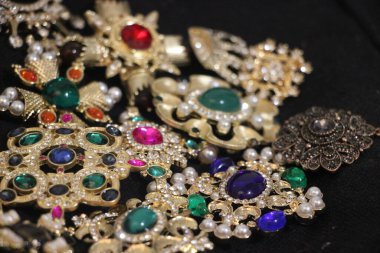 Zümrüt değerli taşlı klasik broşlar. Renkli moda lüks bir geçmişi var. Seçici odak