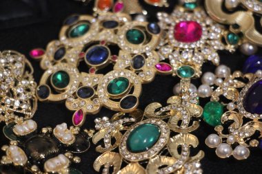Zümrüt değerli taşlı klasik broşlar. Renkli moda lüks bir geçmişi var. Seçici odak