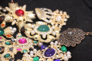 Zümrüt değerli taşlı klasik broşlar. Renkli moda lüks bir geçmişi var. Seçici odak