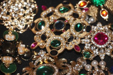 Zümrüt değerli taşlı klasik broşlar. Renkli moda lüks bir geçmişi var. Seçici odak