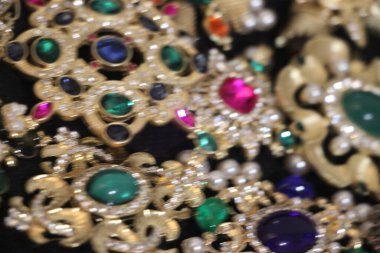 Zümrüt değerli taşlı klasik broşlar. Renkli moda lüks bir geçmişi var. Seçici odak