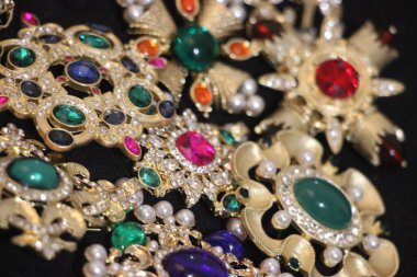 Zümrüt değerli taşlı klasik broşlar. Renkli moda lüks bir geçmişi var. Seçici odak
