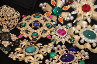 Zümrüt değerli taşlı klasik broşlar. Renkli moda lüks bir geçmişi var. Seçici odak