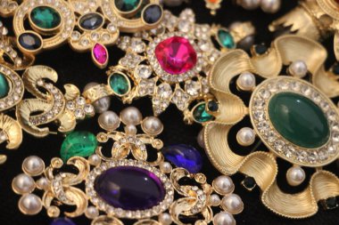 Zümrüt değerli taşlı klasik broşlar. Renkli moda lüks bir geçmişi var. Seçici odak