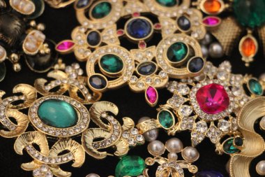 Zümrüt değerli taşlı klasik broşlar. Renkli moda lüks bir geçmişi var. Seçici odak