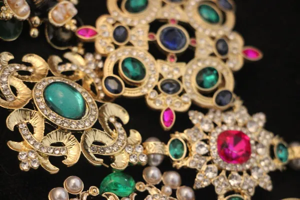 Vintage Style Brooches Emerald Gemstones Colorful Fashion Luxury Background Selective — Stock Photo, Image