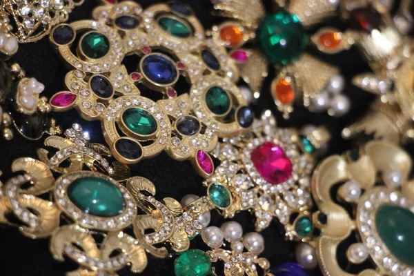 エメラルドの宝石でヴィンテージスタイルのブローチ カラフルなファッション高級背景 選択的焦点 — ストック写真