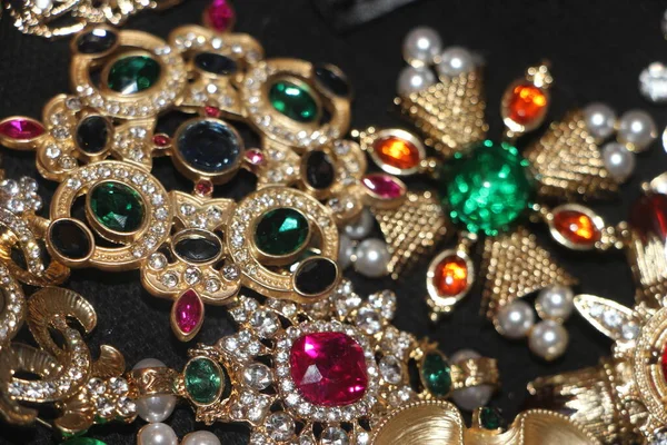 Vintage Style Brooches Emerald Gemstones Colorful Fashion Luxury Background Selective — Stock Photo, Image