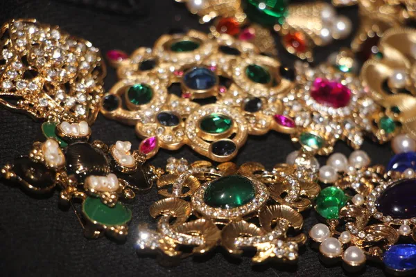 Vintage Stílusú Melltűk Smaragd Drágakövekkel Színes Divat Luxus Háttér Szelektív — Stock Fotó