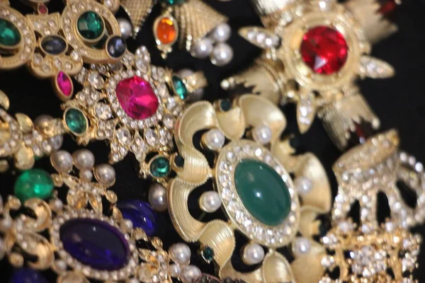エメラルドの宝石でヴィンテージスタイルのブローチ カラフルなファッション高級背景 選択的焦点 — ストック写真