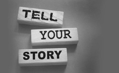 Hikayeni tahta bloklara anlat. İfadesel örnekler hikaye anlatımı metin yazımı vaka eğitimi ve iş konsepti.