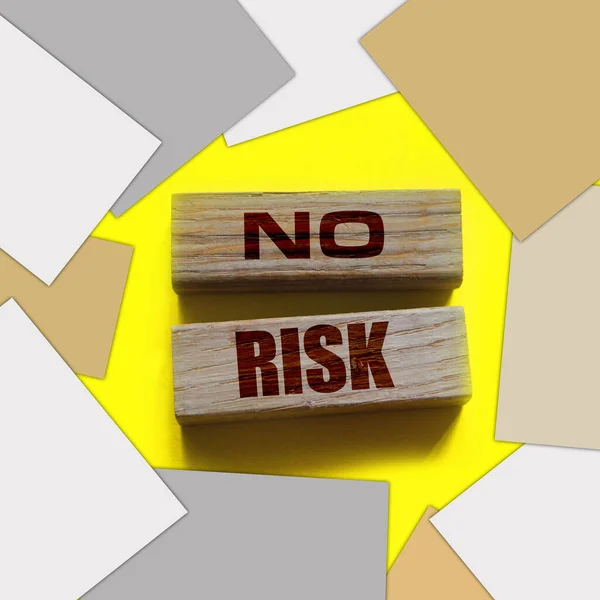 黄色の背景に木製のブロックにリスクの言葉はありません リスク管理の考え方 — ストック写真