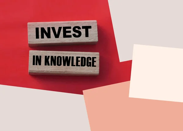 投资知识词汇在木块上。教育概念 — 图库照片