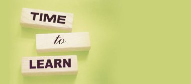 Tahta bloklarda öğrenme zamanı. Siyahı koy. Eğitim konsepti. Hayat boyu öğrenim sektörü konsepti