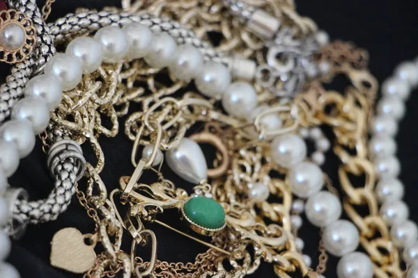 黄金の鎖と真珠と指輪 豪華な背景 ヴィンテージアイテムやジュエリーの数々 — ストック写真