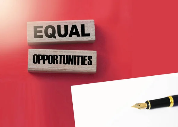 Ahşap Bloklarda Eşit Fırsatlar Kelimeleri Eşitlik Kavramı — Stok fotoğraf