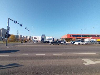 Bir sürü arabası olan eski bir şehir caddesi.