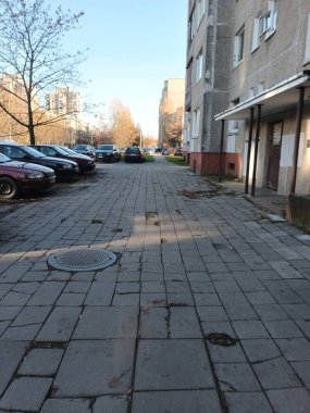 Bir sürü arabası olan eski bir şehir caddesi.