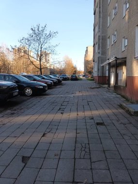 Bir sürü arabası olan eski bir şehir caddesi.