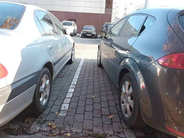 Dwa Samochody Zaparkowane Zewnątrz — Zdjęcie stockowe