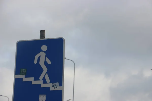 Знак Пешеходной Дороги Облачном Фоне Неба — стоковое фото