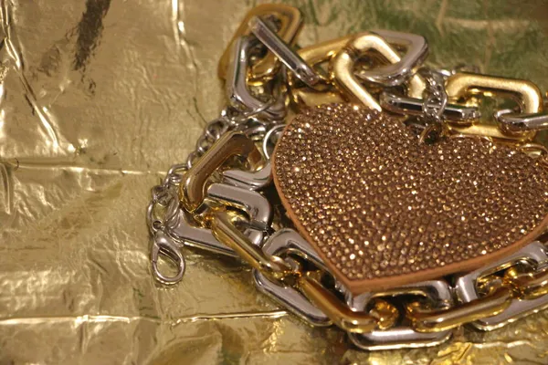 Καρδιά Κοσμήματα Πάνω Από Χρυσό Φόντο — Φωτογραφία Αρχείου