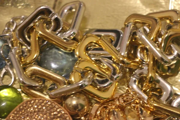 金色背景下的心形珠宝 — 图库照片