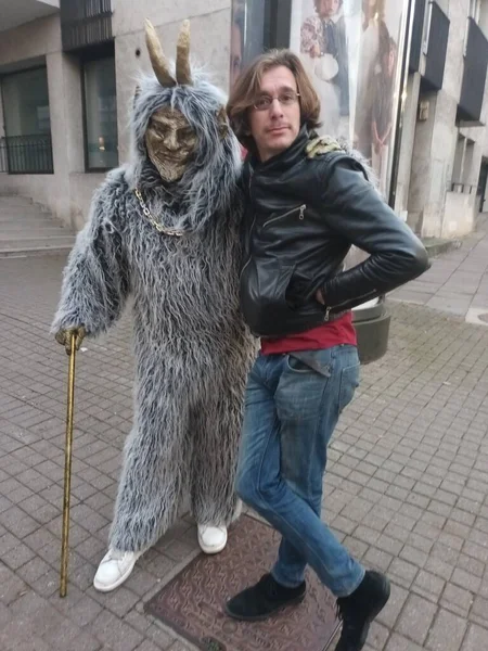 Turista Hombre Con Traje Miedo Haciendo Trucos Las Calles Ciudad —  Fotos de Stock