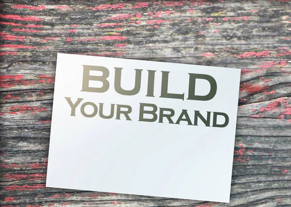종이에 브랜드 단어를 만들고 표시를 놓으라 마케팅 비즈니스 개념을 랜딩하는 — 스톡 사진