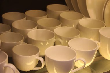 Beyaz arkaplanda boş bardaklar