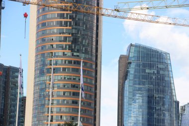 Vilnius şehrinin iş bölgesi gökdelenlerinin ofis binalarının manzarası. Vilnius, Litvanya 'da şehir hayatı.