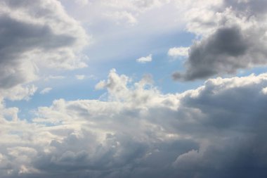 Beyaz ve gri kabarık bulutlu mavi gökyüzü. Hava tahmini kavramı.