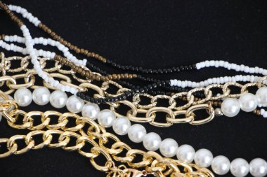 Siyah arkaplandaki boncuk ve kolyelerin yakın plan görüntüsü