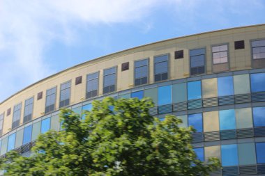 Şehrin modern binası