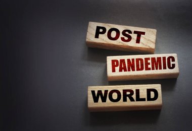 Pandemik dünya sonrası kelimelerle tahta bloklar. Yeni normal sosyal ve iş kavramı.