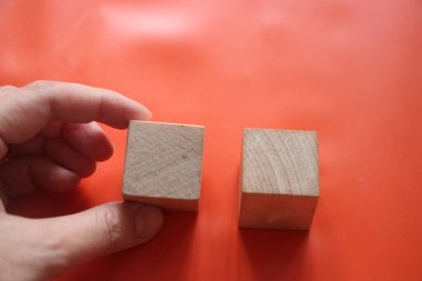 Masanın üzerindeki tahta küplerin soyut ışık arkaplanı bulanık. İş kurma fikri kavramı