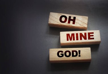 Oh Mine God siyah eğimli arka planda tahta bloklara basılmış. Aman tanrım ünlem şok edici bir kavram..
