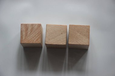 Masanın üzerindeki tahta küplerin soyut ışık arkaplanı bulanık. İş kurma fikri kavramı