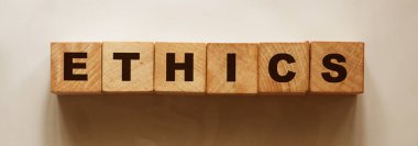 Ahşap küplerle ilgili ETHICS kelimesi. Sosyal ve iş kavramı.