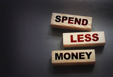 Ahşap bloklara daha az para harcamak, finansal konsept. Seçici odak.