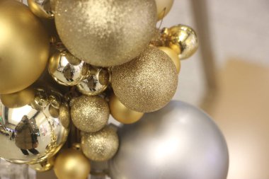 Noel süslemeleri, mücevherler ve süsler.