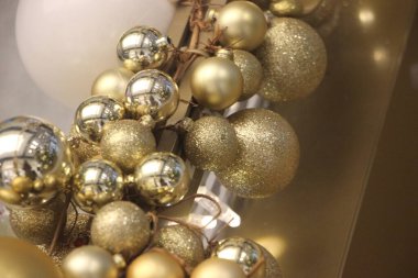 Noel süslemeleri, mücevherler ve süsler.